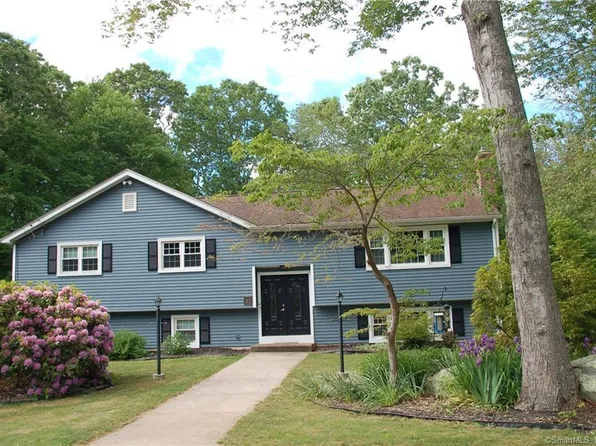 32 Ravenwood Road, North Stonington, CT 06359