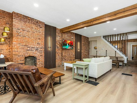 2nd image of 1649 Franklin Park S