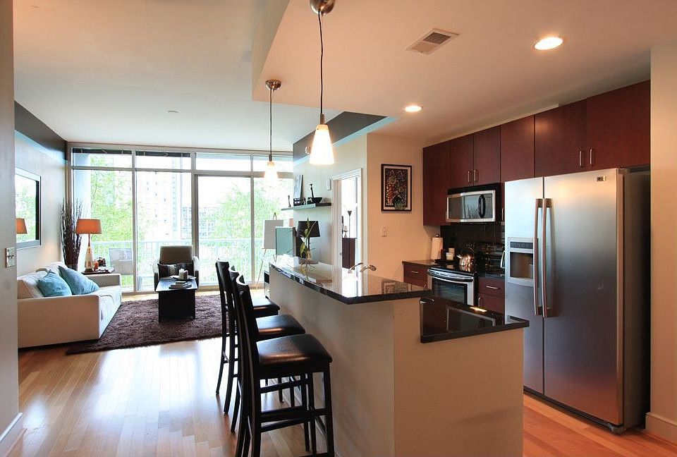 Spacious condo with fantastic flow and bathed in natural light.