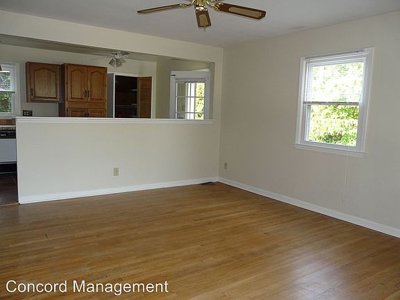 2nd image of 2122 Hubbard St