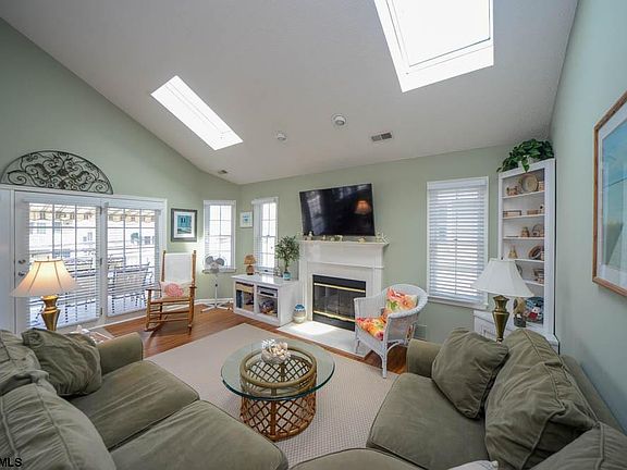 2nd image of 4247 Asbury Ave Floor 2