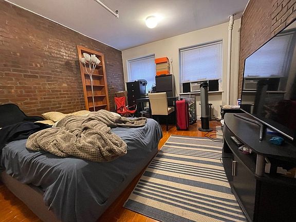 3rd image of 140 W 15th St #A1