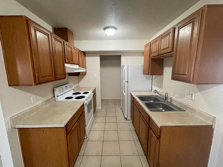 2704 W 15th St — Photo 3