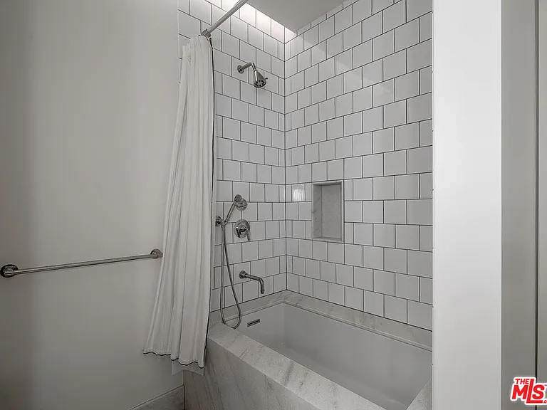 8420 Sunset Blvd #405 — Photo 27