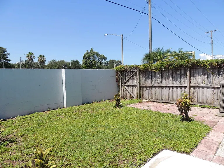 944 Burlwood St — Photo 32
