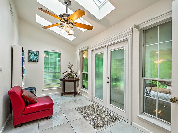 4th image of 8247 Queen Anna Dr