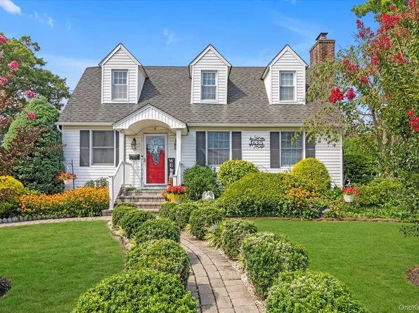 635 Rockland Street, Westbury, NY 11590