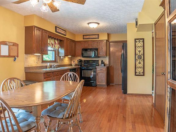 4th image of 320 Creekwood Dr