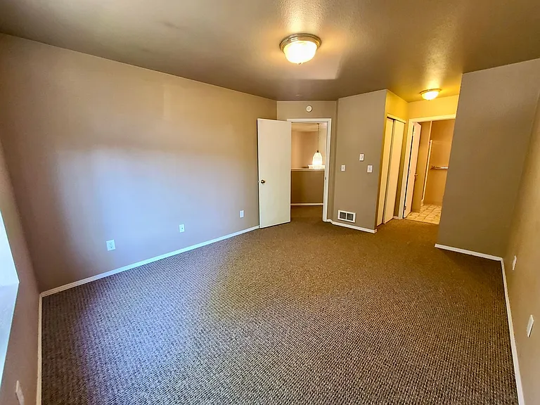 400 E River Ave — Photo 14
