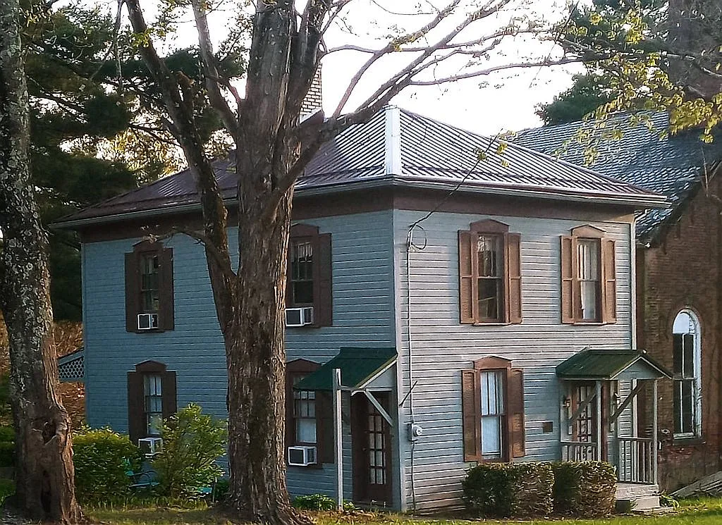 108 E Main St photo 1