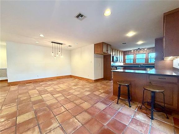 3rd image of 27 Heron St
