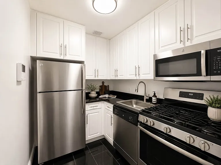 151 W 16th St #6J — Photo 5