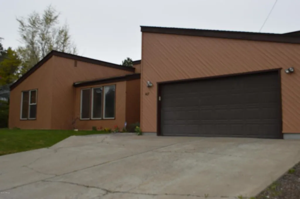 407 N 66th Ave photo 1