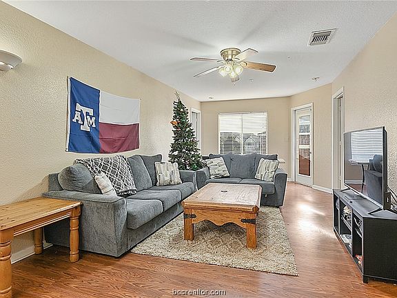 5th image of 525 Sw Pkwy #303