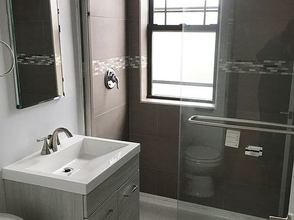 5th image of 1023 W Argyle St APT 315