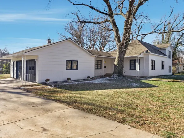 111 SE 7th St, Newton, KS 67114