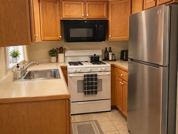 4th image of 652 CORA PLACE