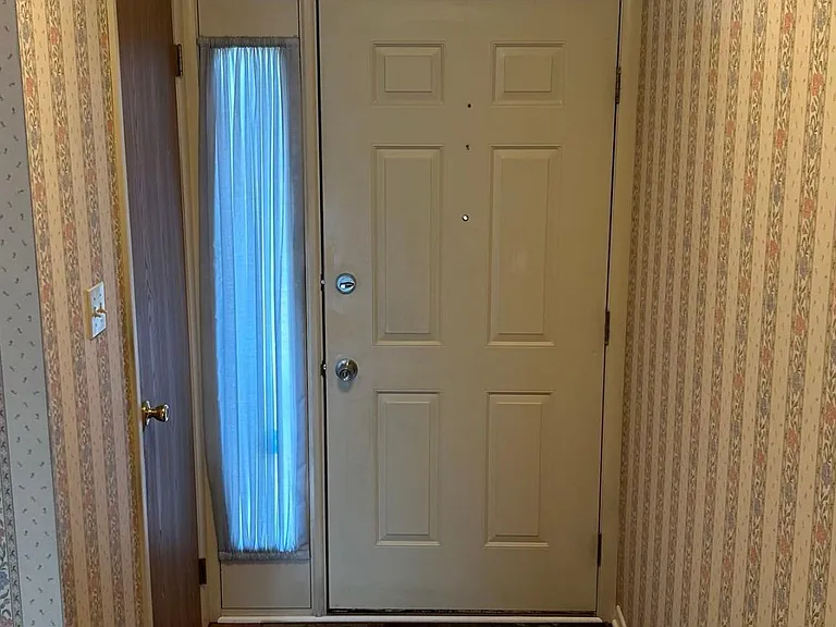 1890 Georgia Dr — Photo 2