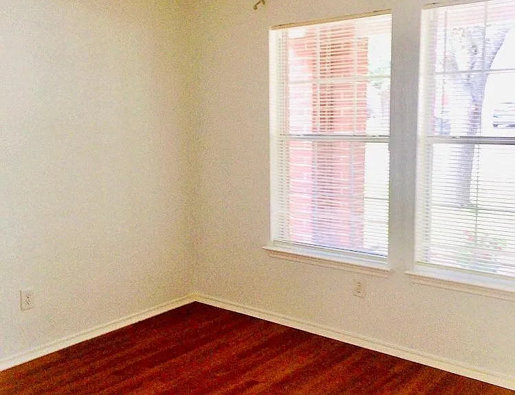 The 1st bedroom at downstairs.