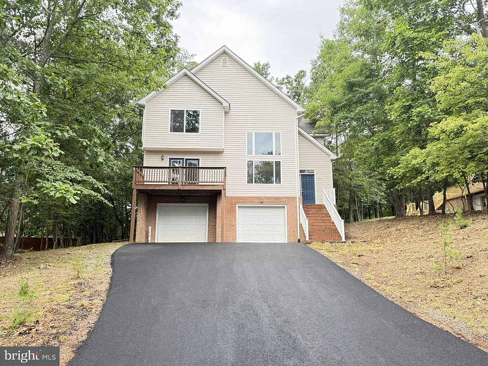 1234 Lakeview Dr