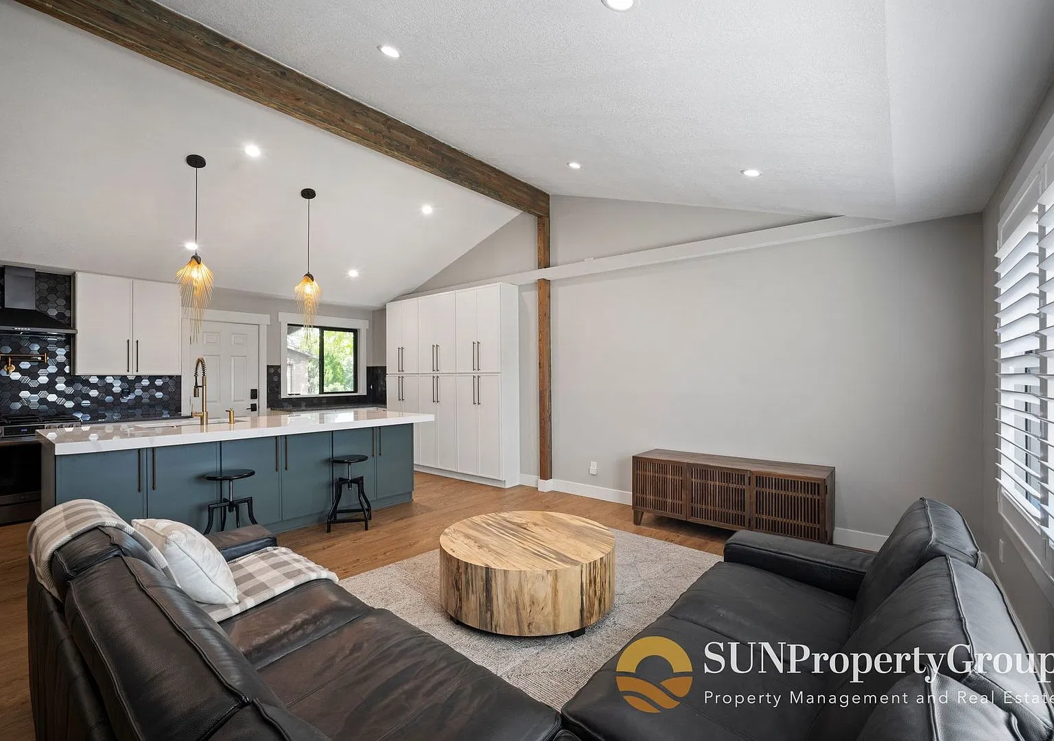 Beautiful Remodeled Home In Great Midvale Location — Photo 4