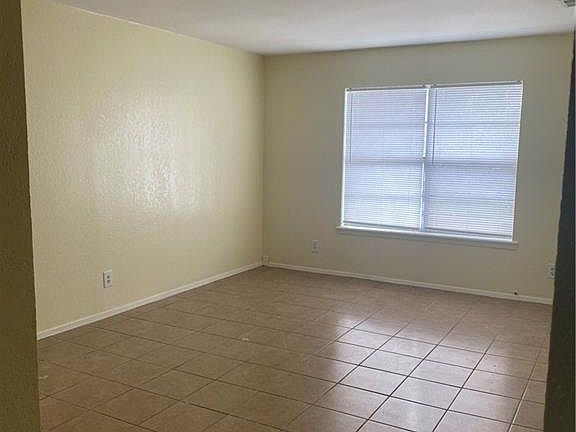 4th image of 618 Gastel Cir APT A
