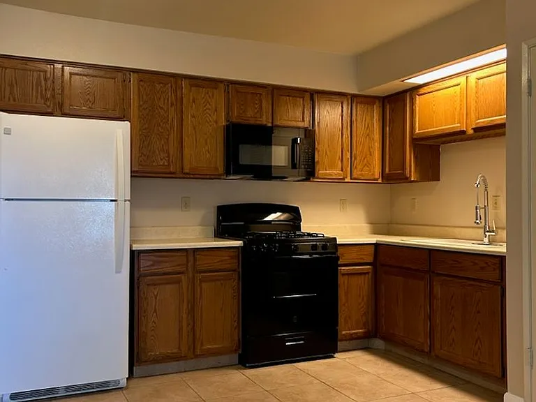 425 Rick Ct — Photo 4