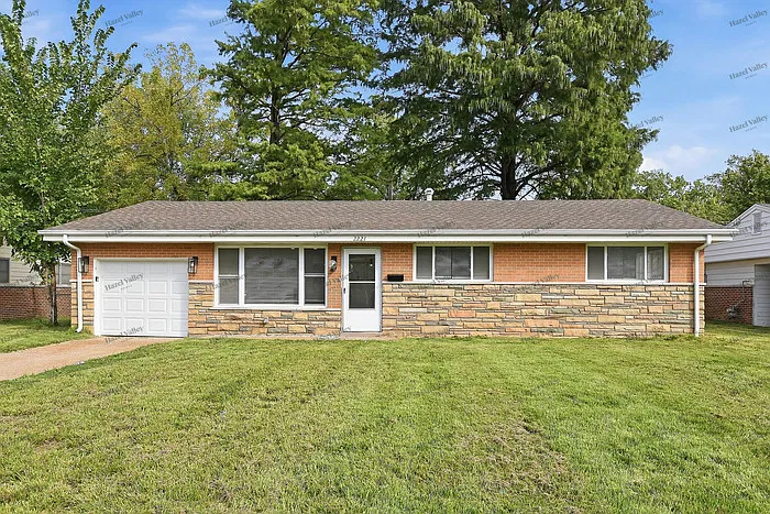 3 bed, 1.0 bath, 1014 sqft, $1,435 — Photo 2