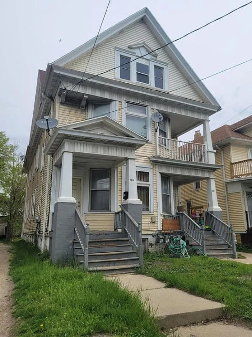 2010-2014 W Pierce St — Photo 1