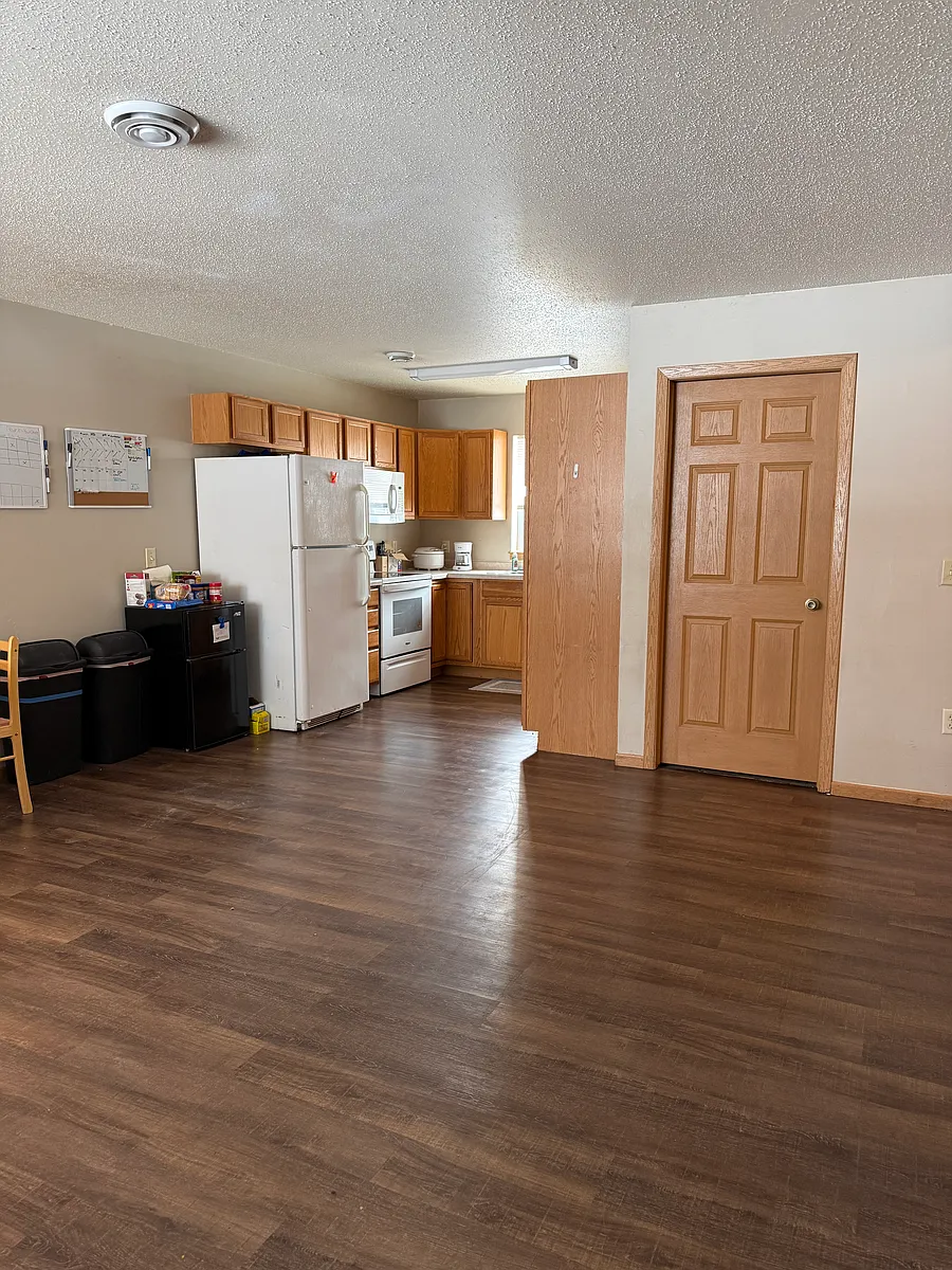 Building Photo - 205 17th Ave W #B