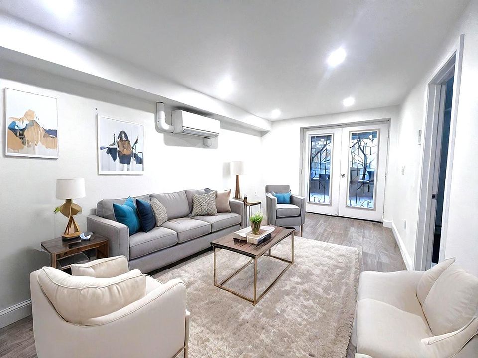 Virtually staged livingroom