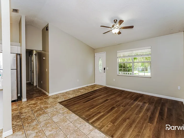 230 N Salisbury Ave — Photo 2