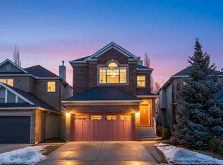 90 SE Discovery Ridge Gdns SW, Calgary, AB T3H5L7