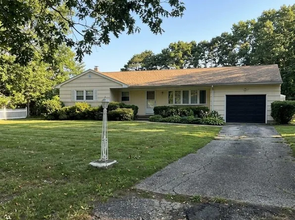 95 Willow Street, Central Islip, NY 11722
