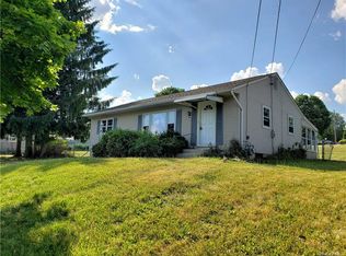 8 Birchwood Dr, New Windsor, NY 12553