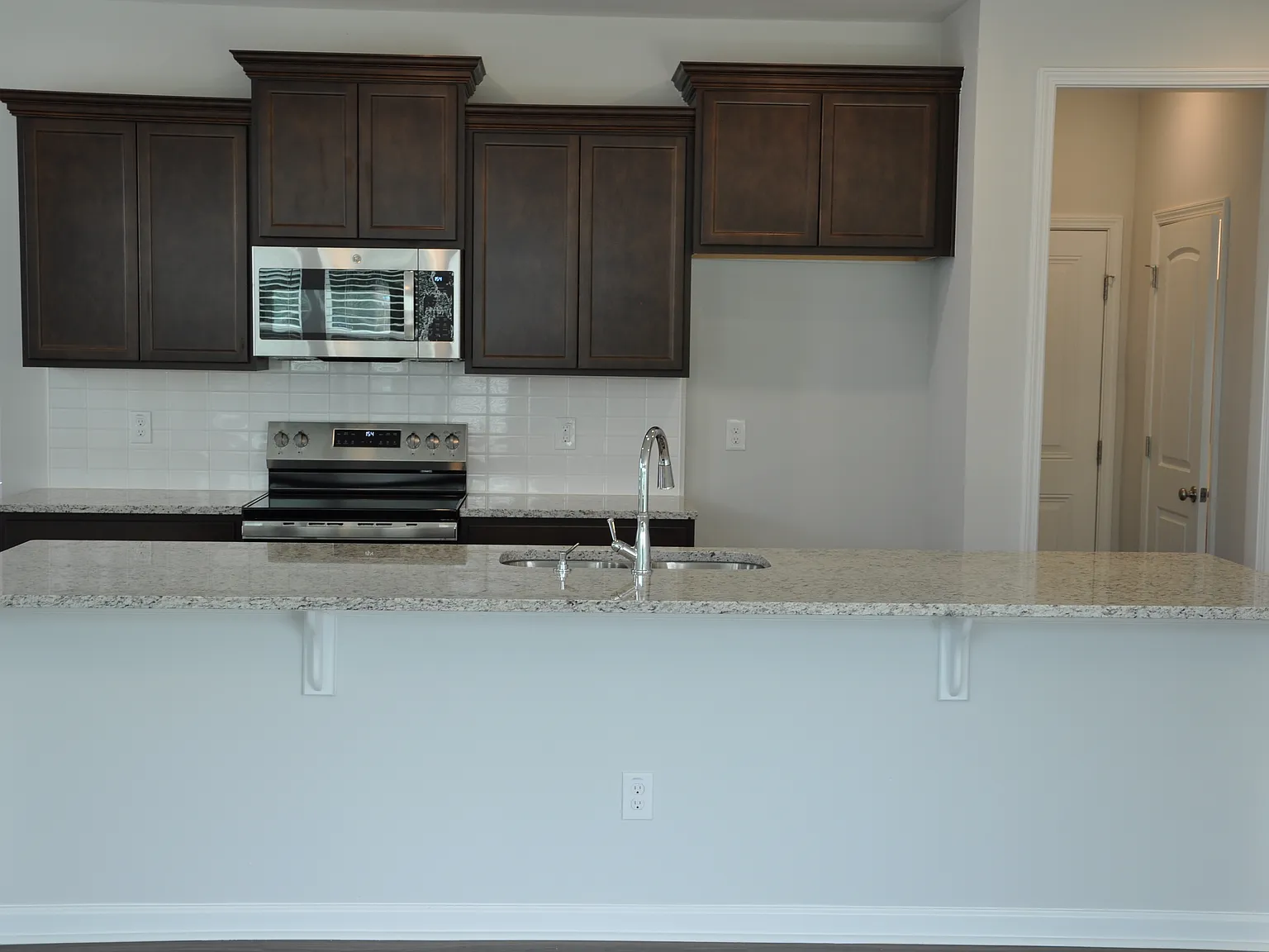 3 bed, 2.5 bath, 1933 sqft, $1,899 — Photo 2