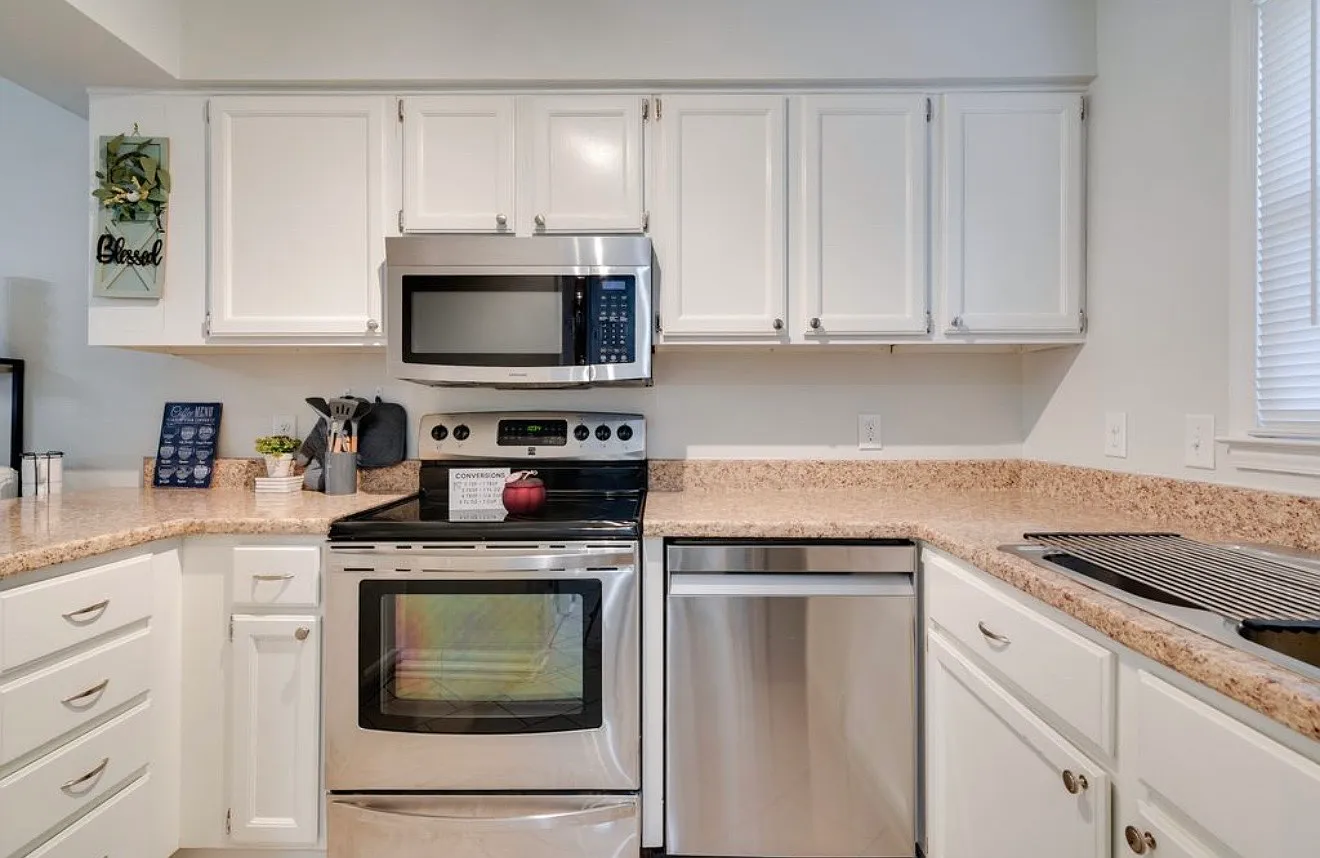 3302 Comstock Rd — Photo 4