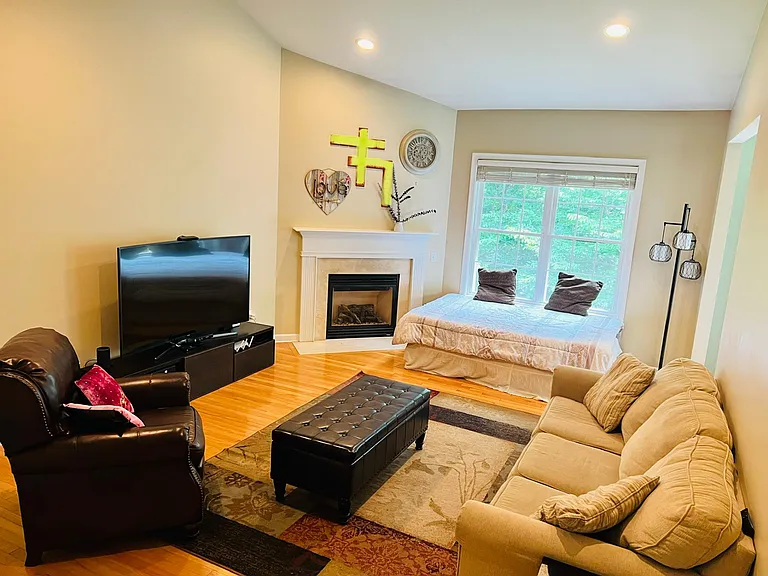 Living Room with high ceiling