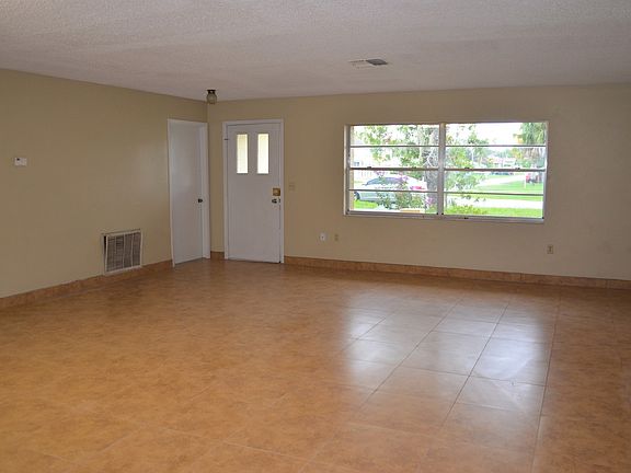 4th image of 4413 Quintara St