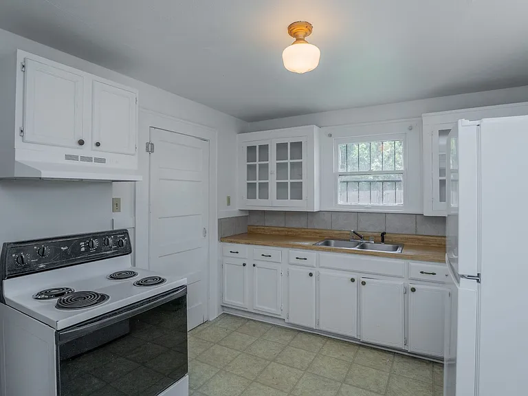 1018 Lewis St — Photo 13