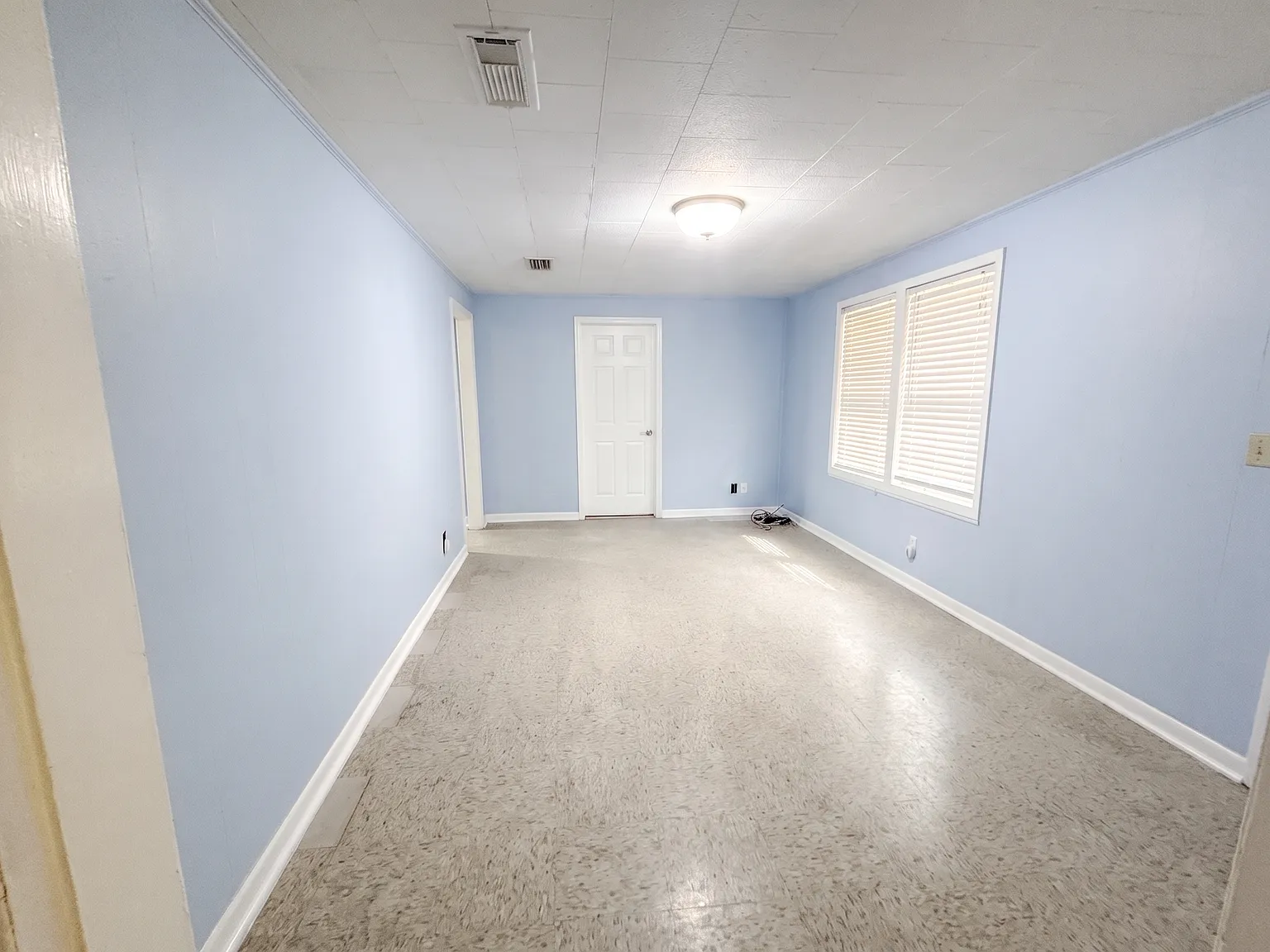 3 bed, 916 sqft, $1,400 — Photo 3