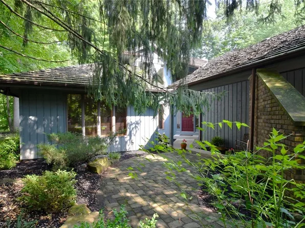 8521 Timber Trl, Brecksville, OH 44141
