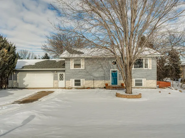 614 27th St N, Mandan, ND 58554