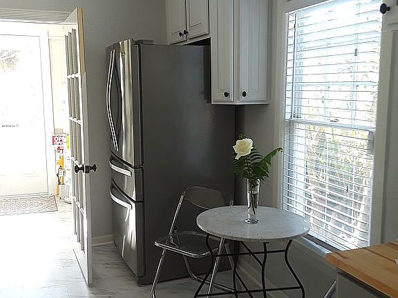 Eat-in kitchen