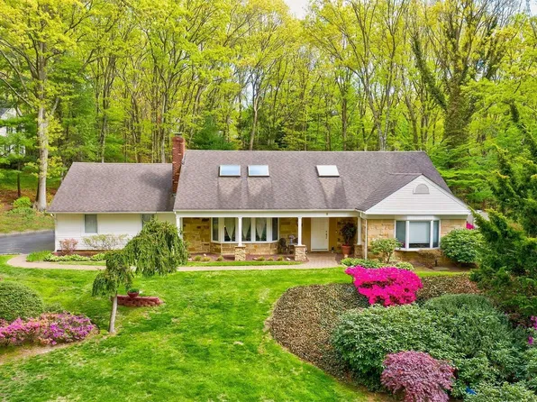 8 Carry Lane, Melville, NY 11747