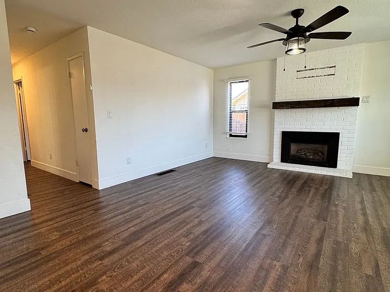 1605 Sutter Ln — Photo 3