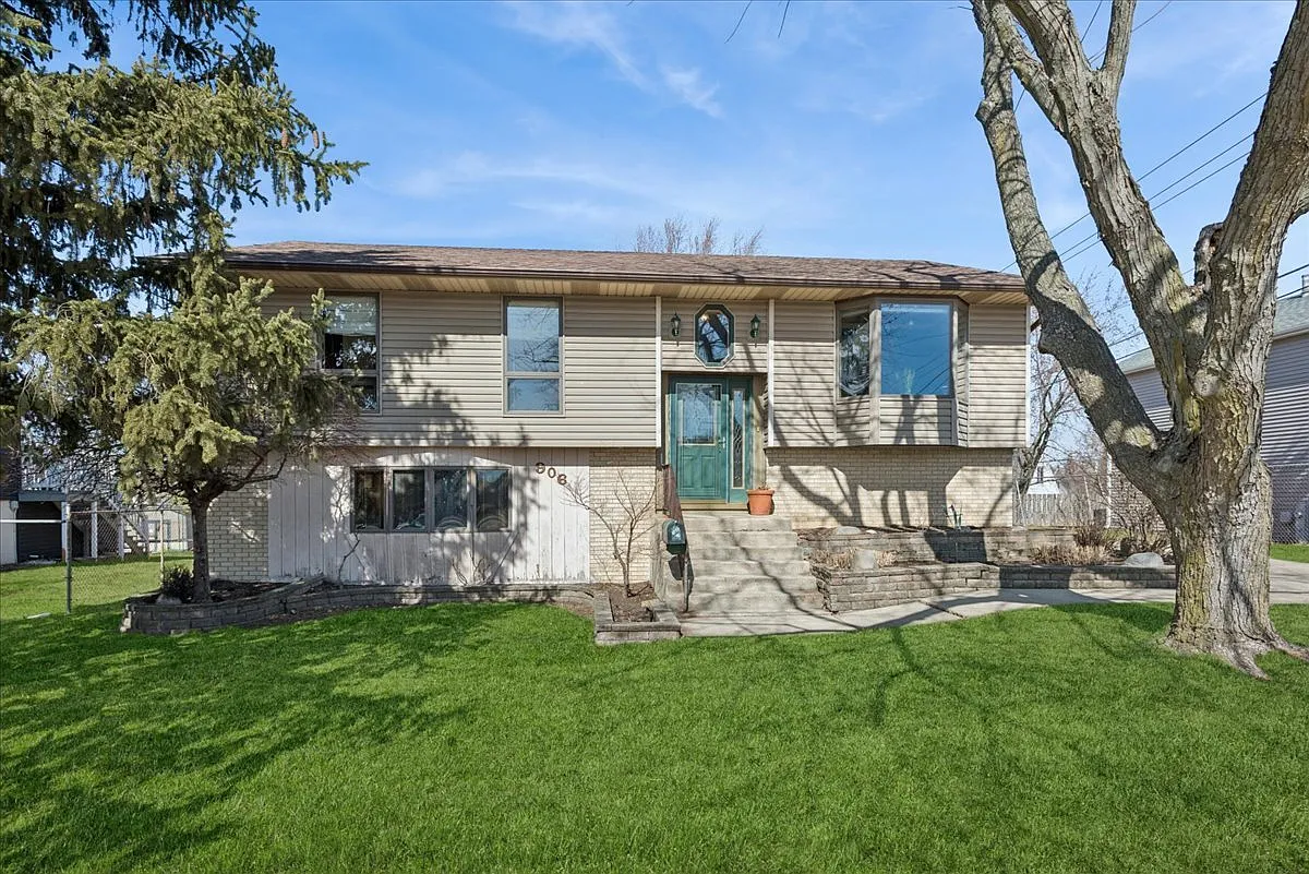 906 E Streamwood Blvd photo 1