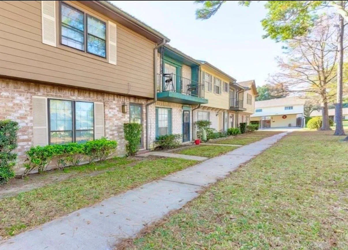 3 bed, 2.5 bath, 1518 sqft, $1,825 — Photo 2