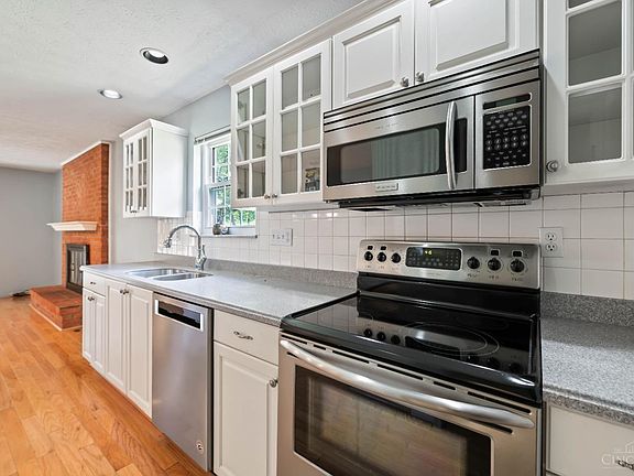 4th image of 2809 Whitehouse Ln