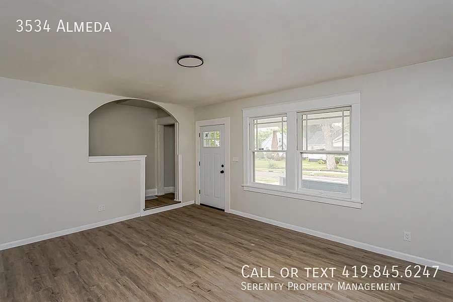 Summer Is Calling! Spacious 4-Bedroom Home In Toledo! — Photo 2